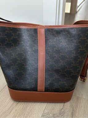 MEDIUM BUCKET IN TRIOMPHE CANVAS AND CALFSKIN